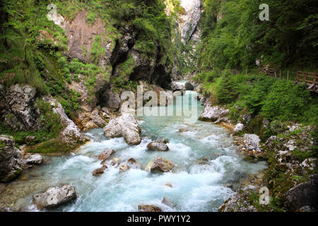 30.05.2018, Slovenia, Tolmin: Vista di Tolmin gorge vicino al villaggio sloveno di Tolmin. Essa appartiene al Parco Nazionale del Tricorno. Citazione da Wikipedia: 'La gola si divide in due parti in corrispondenza di una biforcazione della strada, sulla sinistra si arriva a una roccia, che è coperto con MOSS e una reminiscenza di un barehead e quindi anche chiamato che." a destra della forcella nella strada che conduce al Dante-Hohle, che prende il nome dal poeta e filosofo Dante Alighieri, che avrebbe trovato nella grotta della fonte di ispirazione per la sua Divina Commedia. ' Foto: Daniel Gammert / dpa-Zentralbild / zb | Utilizzo di tutto il mondo Foto Stock