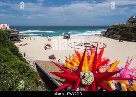 Tamarama Beach, Sydney Australia, 18 ott 2018 Scultura di mare, Tamarama Beach,la più grande del mondo annuale, free-per-il-pubblico, outdoor esposizione di scultura, ha avuto il suo avvio di media player in Tamarama Beach Park oggi. Al momento del lancio il destinatario dell'Aqualand Premio di scultura, che è aumentato a $70.000 di quest anno sarà annunciato. Il lancio fornirà una prima occhiata al credito: Paolo Lovelace/Alamy Live News Foto Stock