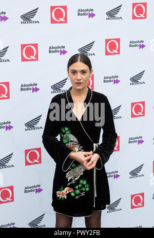 Londra, Regno Unito. 17 ott 2018. La casa rotonda Chalk Farm Nadine Shah arriva al Q Awards 2018 in associazione con Radio assoluto di persone in immagine: Nadine Shah Credito: Dean Fardell/Alamy Live News Foto Stock