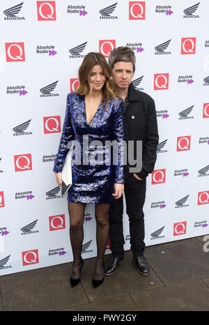 Londra, Regno Unito. 17 Ott 2018. Il Round House Chalk Farm Sara Macdonald e Noel Gallagher arrivano al Q Awards 2018 in associazione con radio assoluta persone in foto: Sara Macdonald e Noel Gallagher Credit: Dean Fardell/Alamy Live News Foto Stock