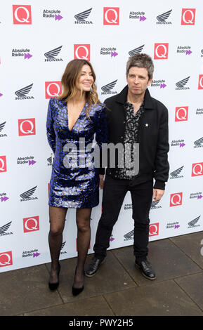 Londra, Regno Unito. 17 Ott 2018. Il Round House Chalk Farm Sara Macdonald e Noel Gallagher arrivano al Q Awards 2018 in associazione con radio assoluta persone in foto: Sara Macdonald e Noel Gallagher Credit: Dean Fardell/Alamy Live News Foto Stock