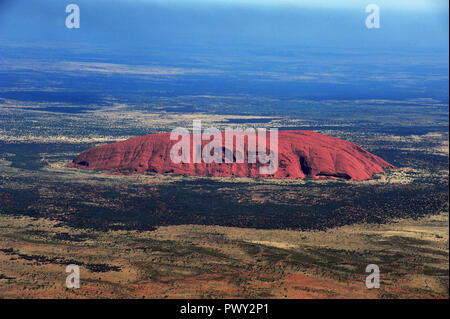 Yulara, Australien. Xvi Apr, 2018. Vista da un aereo su di Uluru/Ayers Rock (seconda più grande monolito della terra e a circa 600 milioni di anni) nell'Uluru Kata Tjuta National Park in Australia, presa su 16.04.2018 | Utilizzo di credito in tutto il mondo: dpa/Alamy Live News Foto Stock