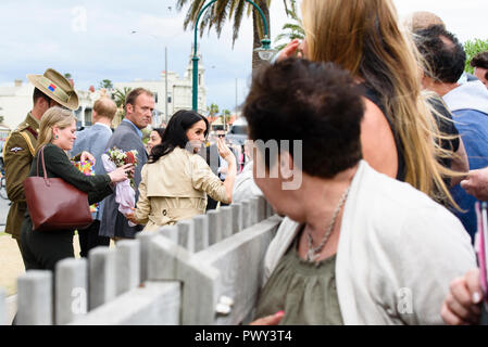 Melbourne, Australia. 18 ott 2018. Il Duca e la Duchessa di Sussex visitare Melbourne, Australia 18 Ott 2018 Meghan onde ai curiosi come loro capo per la spiaggia di South Melbourne. Credito: Robyn Charnley/Alamy Live News Foto Stock