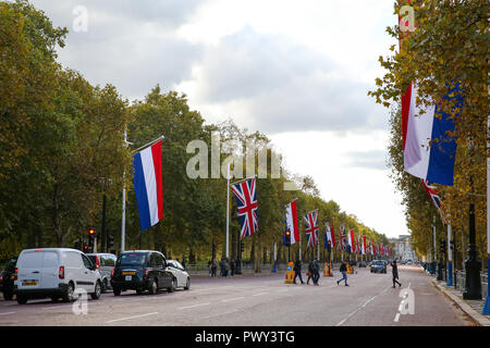 Il centro commerciale di Londra, Regno Unito 18 ott 2018 - The Mall decorate con Union Jack e bandiere dei Paesi Bassi per la visita di stato del re e della regina dei Paesi Bassi nel Regno Unito dal 23 al 24 ottobre 2018. Credito: Dinendra Haria/Alamy Live News Foto Stock