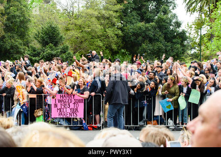 Melbourne, Australia. 18 ott 2018. Melbourne, Australia 18 ottobre 2018. Una folla di ben wishers attendere l'arrivo di il Duca e la Duchessa di Sussex. Credito: Robyn Charnley/Alamy Live News Credito: Robyn Charnley/Alamy Live News Foto Stock