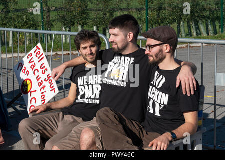 Blackpool. Il REGNO UNITO, 18 ott. 2018. Tre anti-fracking attivisti che sono stati rilasciati dal carcere di Preston dopo il successo della loro ricorso contro le loro pene detentive visitato il controverso Cuadrilla esplorativa di gas di scisto sito e rilasciato il loro comunicato alle raccolte multimediali. Credito: Dave Ellison/Alamy Live News Foto Stock