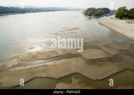 Novi Sad Serbia 18 ottobre 2018 il bassissimo livello delle acque del fiume Danubio realizzati banchi di sabbia vicino alla città di Novi Sad in Serbia Credito: Nenad Mihajlovic/Alamy Live News Foto Stock