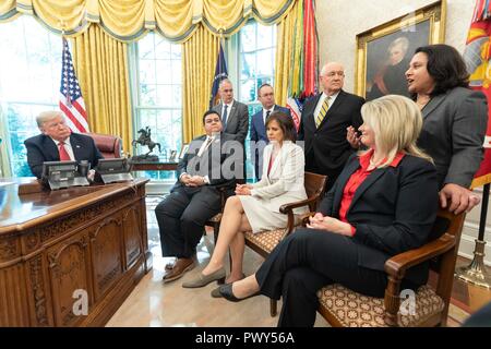 U.S presidente Donald Trump, uniti da membri del Gabinetto dei colloqui con i lavoratori durante il "taglio del nastro rosso e scatenando la libertà economica" evento nell'Ufficio Ovale della Casa Bianca Ottobre 17, 2018 a Washington, DC. Foto Stock