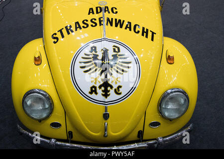 Amburgo, Germania. Xviii oct, 2018. Un vecchio VW Beetle dell'ADAC-Straßenwacht può essere visto su uno stand alla fiera oldtimer " Motore di Amburgo classici' negli spazi espositivi. Con circa 150 espositori, Hamburg Messe mira ad attirare numerose classic gli appassionati di auto per le sue sale dal 19 al 21 Ottobre 2018 - fino a 18.000 visitatori sono attesi all'evento di tre giorni. Credito: Christian Charisius/dpa/Alamy Live News Foto Stock