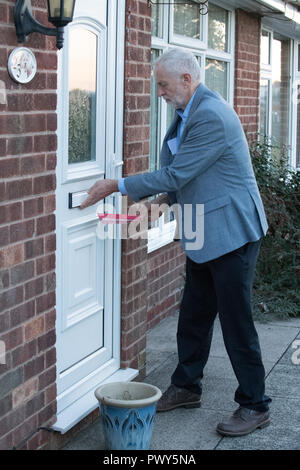 Annesley Woodhouse, Nottinghamshire, Inghilterra, Regno Unito. 18th. Ottobre, 2018. Jeremy Corbyn, leader del Partito laburista fuori di campagna elettorale, porta a bussare e volantinaggio nella piccola ex-carbone villaggio minerario di Annesley Woodhouse, Nottinghamshire. Alan Beastall/Alamy Live News Foto Stock