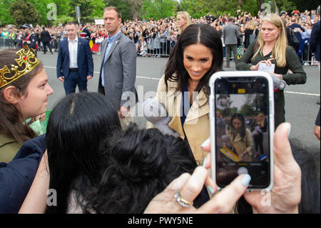 Melbourne, Australia a Melbourne. Xviii oct, 2018. La Gran Bretagna è Meghan (R, anteriore), duchessa di Sussex, saluta le persone durante la visita in Australia a Melbourne, 18 ottobre 2018. Credito: Bai Xue/Xinhua/Alamy Live News Foto Stock