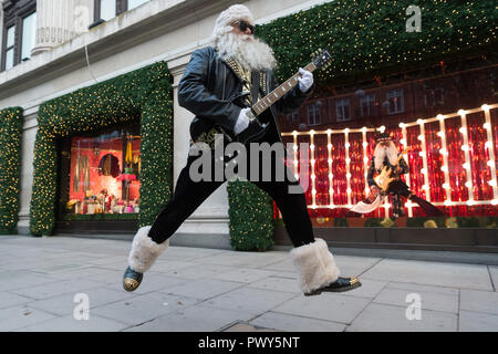 Londra, Gran Bretagna. Xviii oct, 2018. Un uomo vestito da Santa Claus pone per avviare dal grande magazzino Selfridges Natale windows display 'Selfridges rocce Natale' nel centro di Londra, Gran Bretagna, il 18 ottobre 2018. Credito: Ray codolo/Xinhua/Alamy Live News Foto Stock