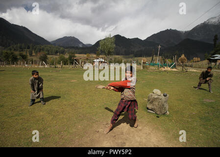 Srinagar, Indiano-controllato del Kashmir. Xviii oct, 2018. I bambini del Kashmir giocare a cricket in un villaggio in Pahelgam, circa 90 km a sud di Srinagar city, la capitale estiva di Indiano-Kashmir controllata, 18 ottobre 2018. Credito: Javed Dar/Xinhua/Alamy Live News Foto Stock