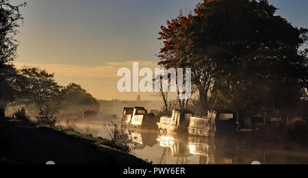 Burscough, Lancashire, Regno Unito. Xviii oct, 2018. La nebbia sale dalla Leeds e Liverpool Canal oltre la corsia Crabtree ormeggi vicino a wigan greater manchester come il sole arriva fino a un mese di ottobre mattina autunnale. Cw 6431 Foto immagine Cw 6431 Copyright Colin Wareing Credito: Colin Wareing/Alamy Live News Foto Stock