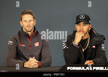 Il circuito delle Americhe, Austin, Texas, Stati Uniti d'America, 18 ottobre 2018. Formula Uno al Gran Premio degli Stati Uniti, driver arrivi e conferenza stampa; Mercedes AMG Petronas Motorsport, Lewis Hamilton e Haas F1 Team, Romain Grosjean Credit: Azione Plus immagini di sport/Alamy Live News Foto Stock