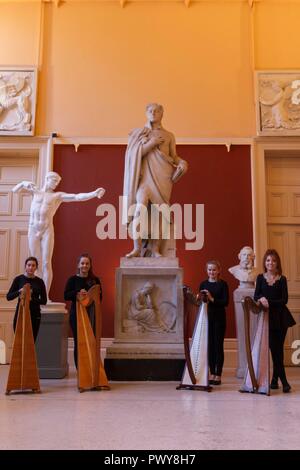 Cork, Irlanda. Xviii oct, 2018. Nella foto qui (LtoR) è Abigal Walsh, Aoife Aheran, Kellyanne francese, Eimear Mc Donaghstanding davanti alla statua di William Crawford con le loro cetre. Preparazioni per arpa nazionali giorno/ Lá na Cruite, Cork City. Con Arpa nazionali giorno/ Lá na Cruite svolge questo sabato preparati hanno iniziato nella città di Cork. Credito: Damian Coleman/Alamy Live News Foto Stock