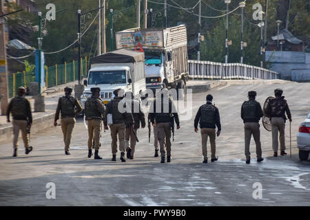 Ottobre 18, 2018 - Srinagar, Jammu e Kashmir - Poliziotti indiani sono visto visto ispezione intorno a pistola di battaglia sito.Indian poliziotti pattugliano la zona dopo gli scontri del anti-protesta che è scoppiata nella città principale nella disputa sul Kashmir dopo una pistola battaglia tra militanti e forze di governo che ha ucciso almeno altri due sospetti ribelli e un civile e un counterinsurgency ufficiali di polizia. Credito: Idrees Abbas SOPA/images/ZUMA filo/Alamy Live News Foto Stock