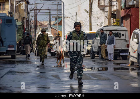 Ottobre 17, 2018 - Srinagar, Jammu e Kashmir - Poliziotti indiani sono visto visto ispezione intorno a pistola di battaglia sito.Indian poliziotti pattugliano la zona dopo gli scontri del anti-protesta che è scoppiata nella città principale nella disputa sul Kashmir dopo una pistola battaglia tra militanti e forze di governo che ha ucciso almeno altri due sospetti ribelli e un civile e un counterinsurgency ufficiali di polizia. Credito: Idrees Abbas SOPA/images/ZUMA filo/Alamy Live News Foto Stock