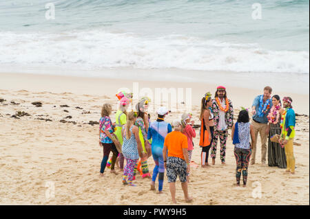 Sydney, Australia. 19 ott 2018. Il Duca e la Duchessa di Sussex soddisfare surf OneWave gruppo di una campagna di sensibilizzazione per la salute mentale sulla spiaggia Bondi Credito: Vincenzo Amato/Alamy Live News Foto Stock