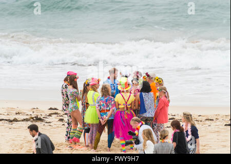 Sydney, Australia. 19 ott 2018. Il Duca e la Duchessa di Sussex soddisfare surf OneWave gruppo di una campagna di sensibilizzazione per la salute mentale sulla spiaggia Bondi Credito: Vincenzo Amato/Alamy Live News Foto Stock