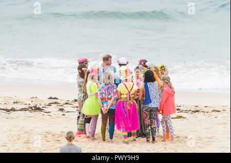 Sydney, Australia. 19 ott 2018. Il Duca e la Duchessa di Sussex soddisfare surf OneWave gruppo di una campagna di sensibilizzazione per la salute mentale sulla spiaggia Bondi Credito: Vincenzo Amato/Alamy Live News Foto Stock