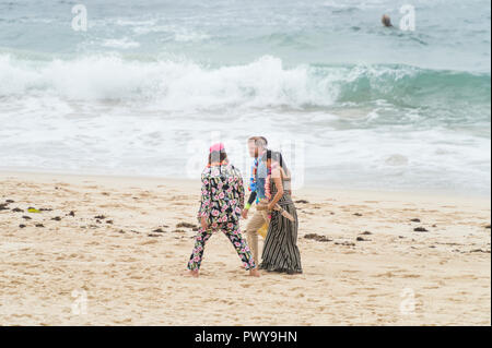 Sydney, Australia. 19 ott 2018. Il Duca e la Duchessa di Sussex soddisfare surf OneWave gruppo di una campagna di sensibilizzazione per la salute mentale sulla spiaggia Bondi Credito: Vincenzo Amato/Alamy Live News Foto Stock