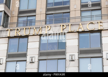 New York, Stati Uniti d'America. 18 ottobre, 2018. Il palazzo visto prima della rimozione di Donald Trump il nome dell'edificio residenziale a 200 Riverside Boulevard sulla Upper West Side. Credito: SOPA Immagini limitata/Alamy Live News Foto Stock