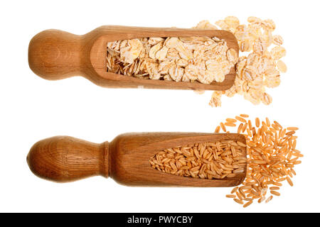 Chicchi d' avena e fiocchi di avena nel convogliatore di legno isolato su sfondo bianco. Vista dall'alto. Lay piatto. Foto Stock