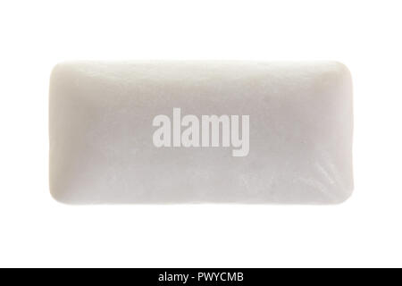 Singola o da masticare bubble gum isolati su sfondo bianco. Vista dall'alto. Foto Stock