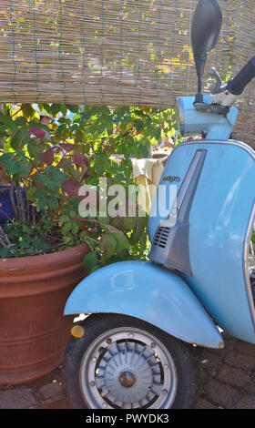 Vintage baby blue vespa in capri Foto Stock