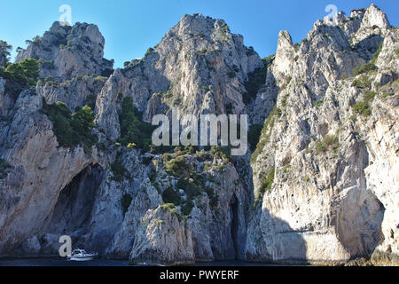 Frastagliate formazioni di roccia di Capri Foto Stock