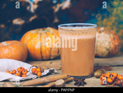 Vegano torta di zucca smoothie con spezie. Caduta sana Ricetta frullato: dairy-free smoothie con latte di mandorla, purea di zucca e banana. Sfondo con Foto Stock