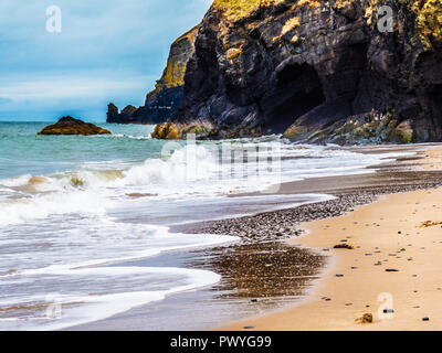 Traeth spiaggia vicino Penbryn sulla costa gallese in Ceredigion. Foto Stock