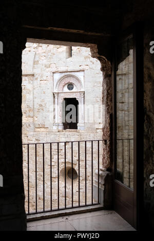 Vista interna del Castel del Monte, patrimonio mondiale dell UNESCO. Castello medievale costruito a forma di ottagono Foto Stock