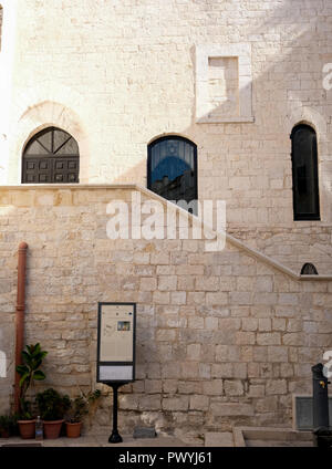 Vista esterna della sinagoga Scolanova a Trani Puglia Italia. Quando gli ebrei furono espulsi nel medioevo la sinagoga è diventata una chiesa Foto Stock