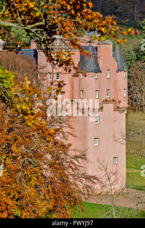 CRAIGIEVAR CASTLE ABERDEENSHIRE SCOTLAND THE PINK CASTLE AUTUMNAL SCENE WITH COLOURED BEECH LEAVES AROUND THE TOWER Foto Stock