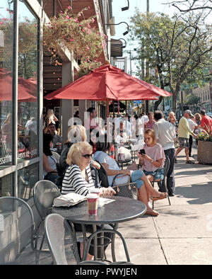 Occupato outdoor cafe posti a sedere di fronte Prestis Panificio della Piccola Italia quartiere di Cleveland, Ohio, USA, aperto nel 1903 in Mayfield Road. Foto Stock