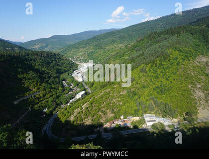 Borjomi vista orizzontale della strada forestale e gli edifici dalla montagna Foto Stock