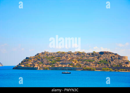 Vista sull'isola di Spinalonga a Creta in Grecia Foto Stock