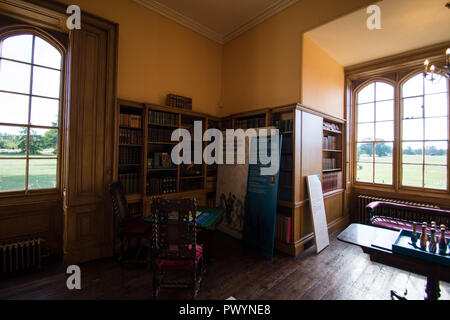 Delapre Abbey Northampton la sala biblioteca Northamptonshire vecchia cuoio libro settee rosso case vista giochi legno di quercia storia campo di battaglia guerra delle rose Foto Stock