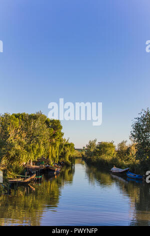 Pier e barche da pesca in "La Albufera", laguna al tramonto, a Valencia, Spagna Foto Stock