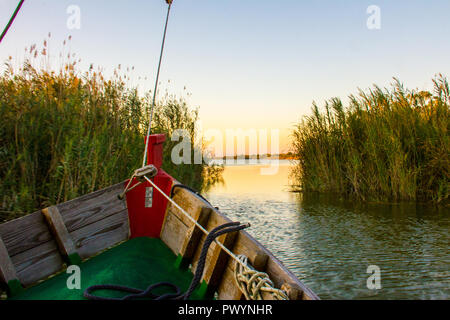 Barca a vela al tramonto nella laguna "La Albufera", a Valencia, Spagna Foto Stock