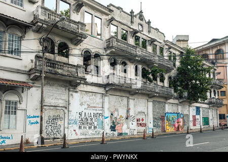 Panama City, Panama - marzo 2018: vecchia facciata di edificio / rovina facciata con graffiti in città vecchia, Casco Viejo, Panama City Foto Stock