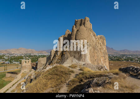 Van, Turchia - al confine con l Iran, Van e il suo meraviglioso lago sono splendidi luoghi da visitare. Qui nella foto una vista della città fortezza Foto Stock