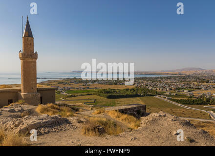 Van, Turchia - al confine con l Iran, Van e il suo meraviglioso lago sono splendidi luoghi da visitare. Qui nella foto una vista della città fortezza Foto Stock