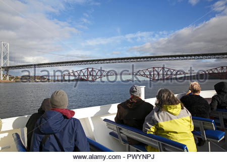 I turisti sightseeing a bordo di una gita in barca del Forth Bridge, Firth of Forth e le isole, South Queensferry, Scozia Foto Stock