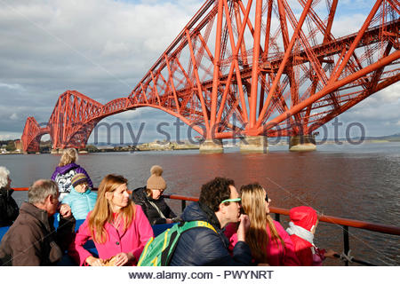 I turisti sightseeing a bordo di una gita in barca del Forth Bridge, Firth of Forth e le isole, South Queensferry, Scozia Foto Stock