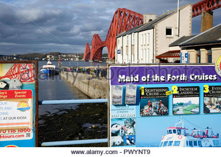 I turisti in coda per entrare a far parte della Via Belle tour in barca del Firth of Forth e le isole a South Queensferry, Scozia Foto Stock