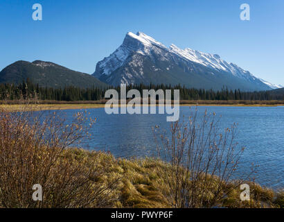 Mount Rundle Vermiglio Laghi Alberta Canada Foto Stock