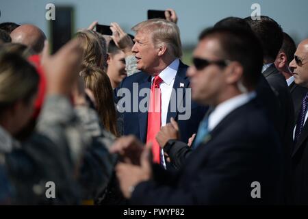 U.S presidente Donald Trump scuote le mani con i sostenitori all'arrivo in North Dakota Air National Guard Base Settembre 7, 2018 a Fargo, il Dakota del Nord. Foto Stock